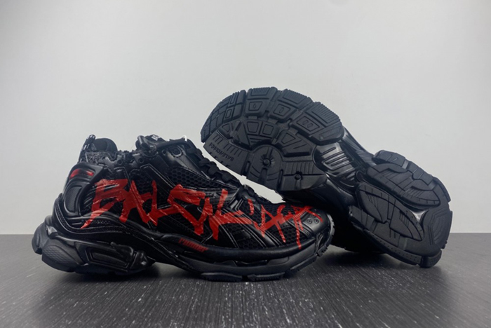 Ba*len*cia*ga runner graffiti  sneaker black/red